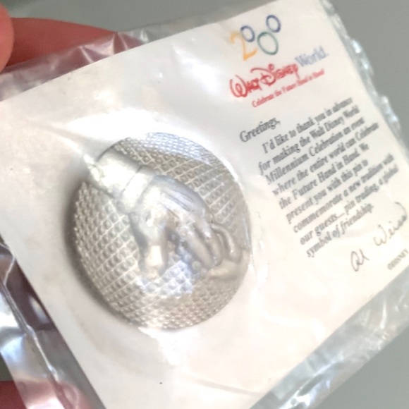 Celebrate The Future Hand In Hand - Walt Disney World Millennium Friendship Pin - Picture 2 of 8